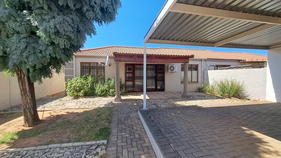 2 Bedroom Property for Sale in Langenhovenpark Free State